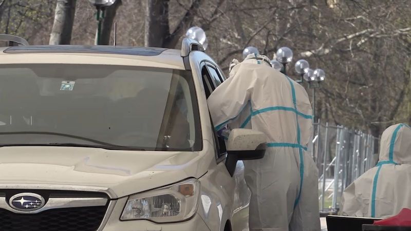 V Praze je nové odběrové místo, kde test na koronavirus provedou přímo v autě